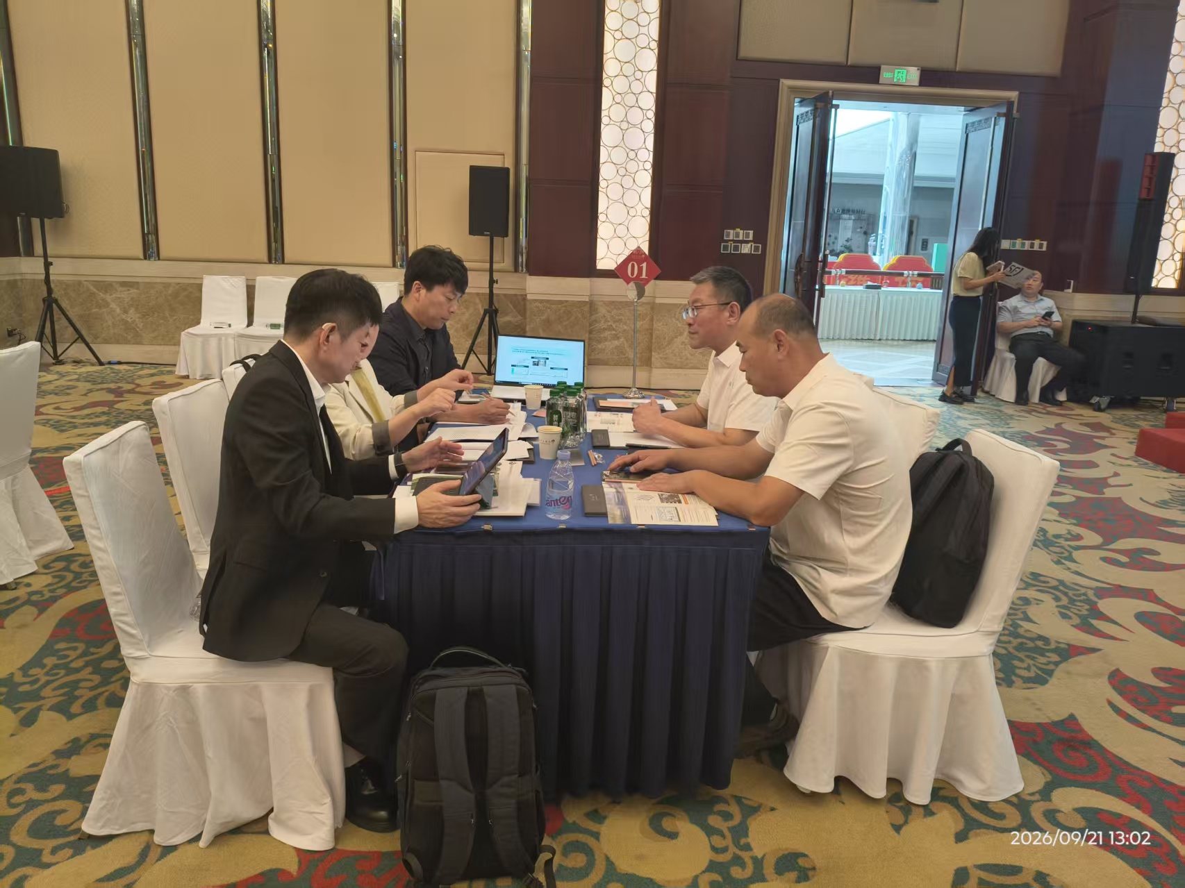 洽谈会现场，中韩企业代表进行一对一对接