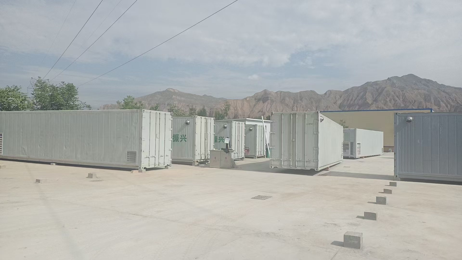 西藏项目基地实拍:8台方舱列装于高原场地,背靠群山